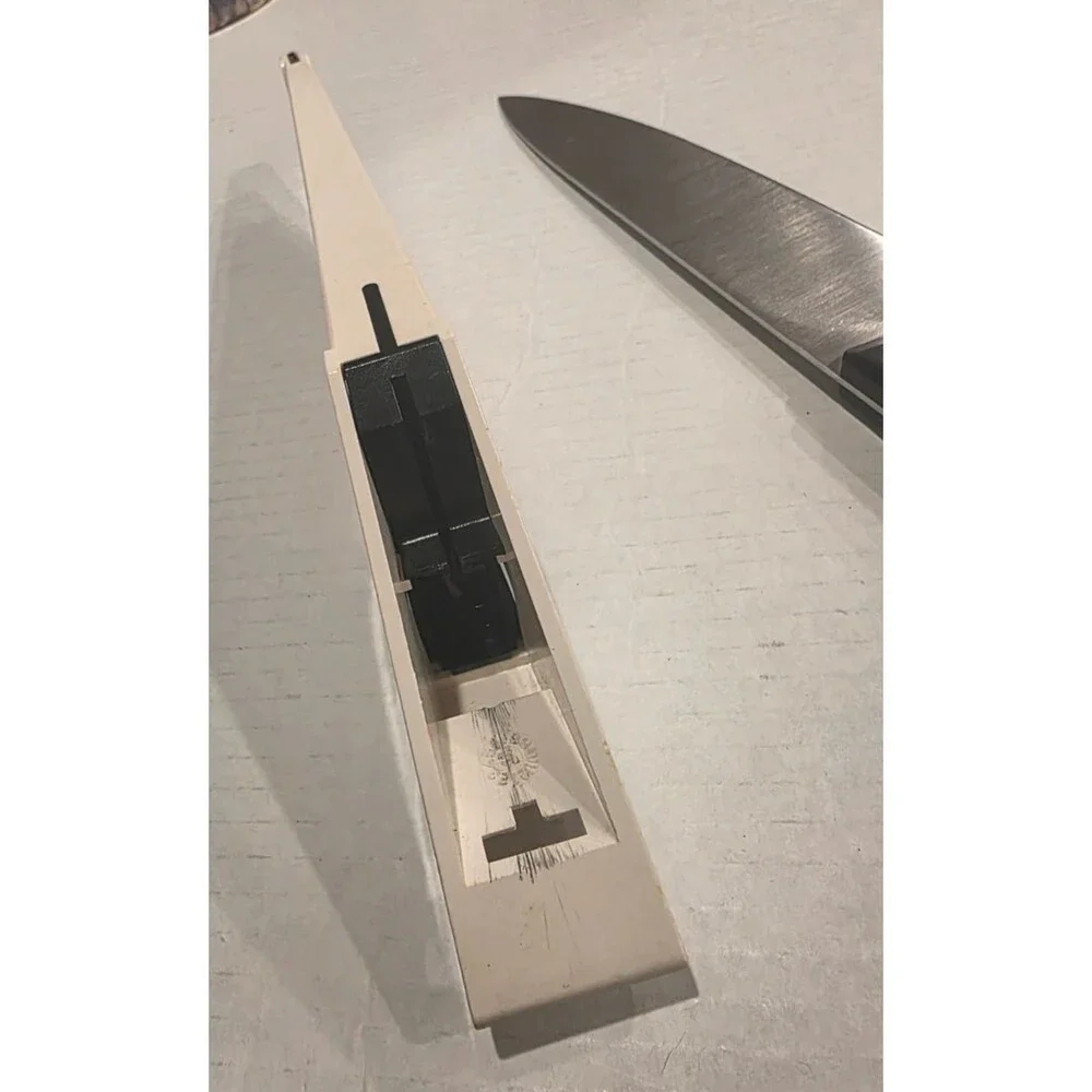 Pampered Chef Chef's Knife With Self Sharpening Case 8